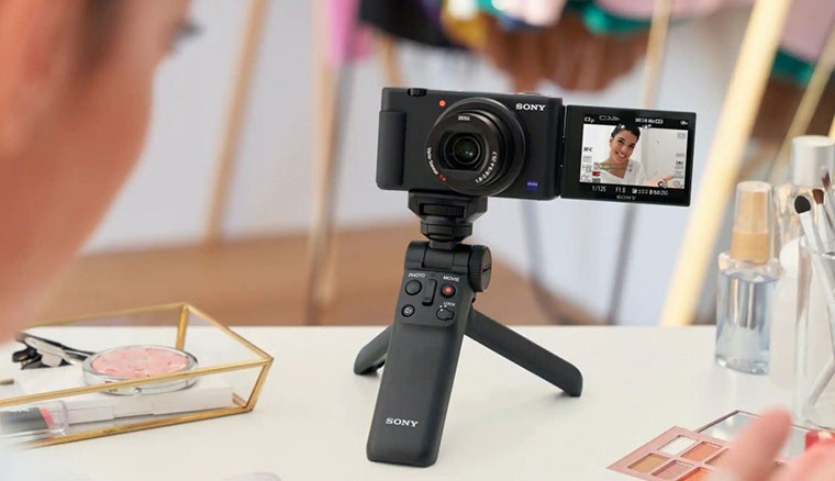 YouTuber隨身拍片神器！Sony正式發表ZV-1相機，具備側翻螢幕、人像美顏、背景虛化與商品對焦等功能